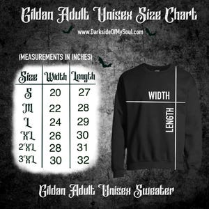 Peut inclure: Sweat-shirt noir Gildan Adult Unisexe avec un tableau des tailles. Le tableau indique les mesures en pouces pour les tailles S &agrave; 3XL. La largeur varie de 50.8 &agrave; 76.2 cm et la longueur de 68.6 &agrave; 81.3 cm. Le site DarksideOfMySoul.com est &eacute;galement visible.