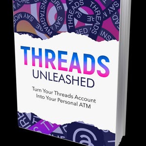 以下が含まれることがあります： 白い背景に「THREADS UNLEASHED」というテキストがピンクとブルーのグラデーションで書かれた本の表紙。タイトルの下には「Turn Your Threads Account Into Your Personal ATM」というテキストがあります。表紙は、ピンクとブラックの重なり合う円形の模様で、「THREADS」と「SAY」というテキストが繰り返されている、破れた紙で部分的に隠されています。