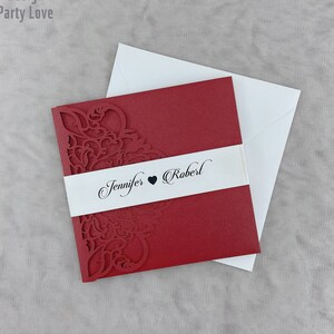 Laser gesneden Bourgondische huwelijksuitnodiging Voorbeeld gepersonaliseerde glitterkaart verjaardagsuitnodiging met RSVP