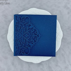 Lasergesneden donkerblauwe huwelijksuitnodiging Voorbeeld gepersonaliseerde kaart met glitterachtergrond Verjaardagsuitnodiging met RSVP