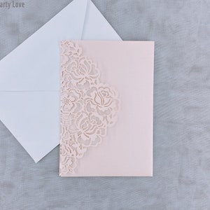 Quinceanera Blush Color Cartes d’invitation florales découpées au laser pour mariage / fête / anniversaire / anniversaire