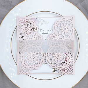 Blush Laser Corte Invitaciones boda tarjeta tarjeta de felicitación personalizar con la banda del vientre cumpleaños decoración fiesta suministros de fiesta