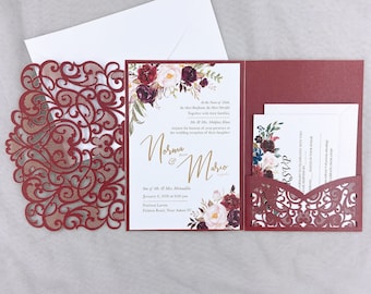 Modern touch-vinröd laserskuren fickvikning med blommig och geometrisk inbjudan med kuvert till Sweet 16 / Quinceañera-fest