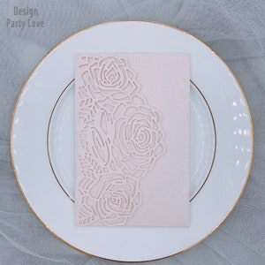 Blush Roses bruiloft uitnodiging met ringen, tri fold bruiloft uitnodiging, Quinceanera bloemen zak envelop, bruids douche uitnodiging