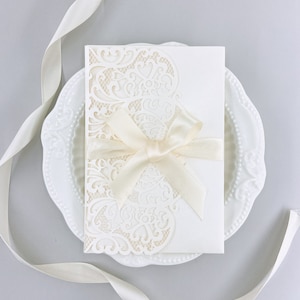 Ivory Laser Cut Wedding Uitnodiging Kaart Kant Flower Menu wenskaart aanpassen met RSVP Card Ribbon Wedding Party decoratie