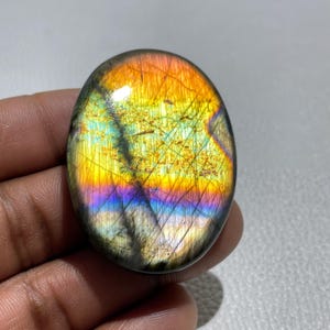 Bellissimo cabochon di pietra preziosa di labradorite viola fuoco, unico e raro, pietra per la creazione di gioielli avvolti in filo metallico.