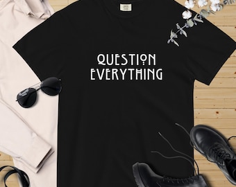 Unisex, plaggfärgad, kraftig t-shirt FRÅGA ALLT