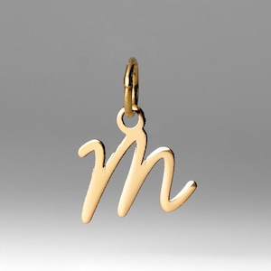 Colgante con inicial de letra "M" en cursiva pequeña en oro de 14 quilates: delicado colgante personalizado para un elegante uso diario: collar con dije de letra "M" en cursiva