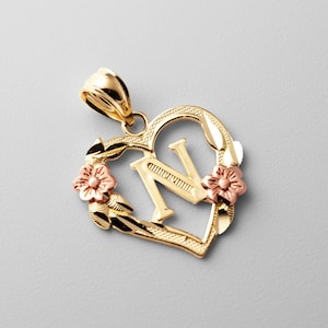 Pingente de coração e rosa inicial "N" de ouro 14k - Colar de flor com inicial N de coração de ouro