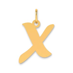 Puede incluir: Un colgante dorado con forma de la letra "X". El colgante tiene una fuente cursiva y un pequeño lazo en la parte superior para una cadena. El fondo es blanco.