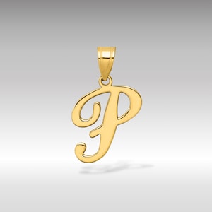 Può includere: Un ciondolo dorato a forma della lettera "P" con un carattere di scrittura corsivo.