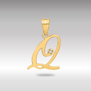 Può includere: Un ciondolo color oro a forma di lettera "Q". Il ciondolo presenta un piccolo diamante rotondo e un anello per una catena. Il ciondolo è realizzato in metallo lucido e lucido.