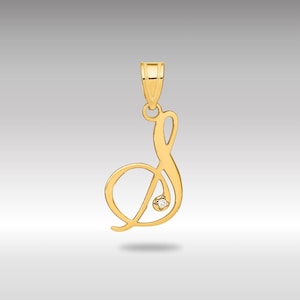 Puede incluir: Un colgante dorado con forma de la letra "S". El colgante tiene una pequeña gema transparente incrustada en la curva inferior de la letra. El colgante está suspendido de una fianza dorada a juego.