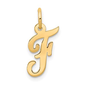 Può includere: Un ciondolo dorato a forma di lettera "F" in corsivo. Il ciondolo ha un anello nella parte superiore per il fissaggio a una catena. La lettera è stilizzata con curve arrotondate e una finitura lucida, adatta per gioielli.