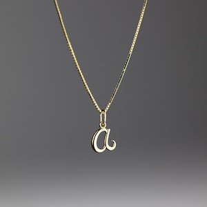 Collar con dije inicial de letra A minúscula en oro de 14 quilates - Colgante de oro personalizado para collares y pulseras - Regalo de joyería para mujeres