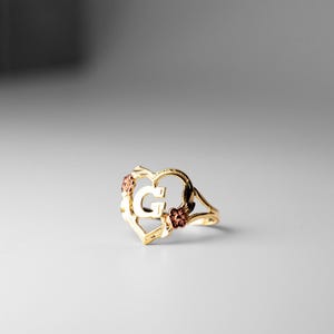 Anel inicial "G" em forma de coração de ouro maciço 14K com rosa - Anel inicial "G" em forma de coração de ouro 14K real com rosa