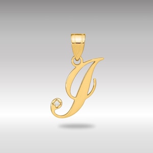 Può includere: Un ciondolo dorato a forma di lettera "J". Il ciondolo ha un piccolo accento di diamante e un anello per una catena. Il ciondolo è realizzato in metallo lucido e lucido.
