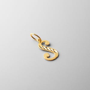Ciondolo con iniziale "S" in oro 14k: ciondolo con lettera corsiva