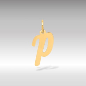 Op de afbeelding: Een goudkleurige hanger in de vorm van de kleine letter "p" in cursief schrift. De hanger heeft een kleine lus aan de bovenkant om aan een ketting te bevestigen. De achtergrond is een verloop van lichtgrijs naar wit.