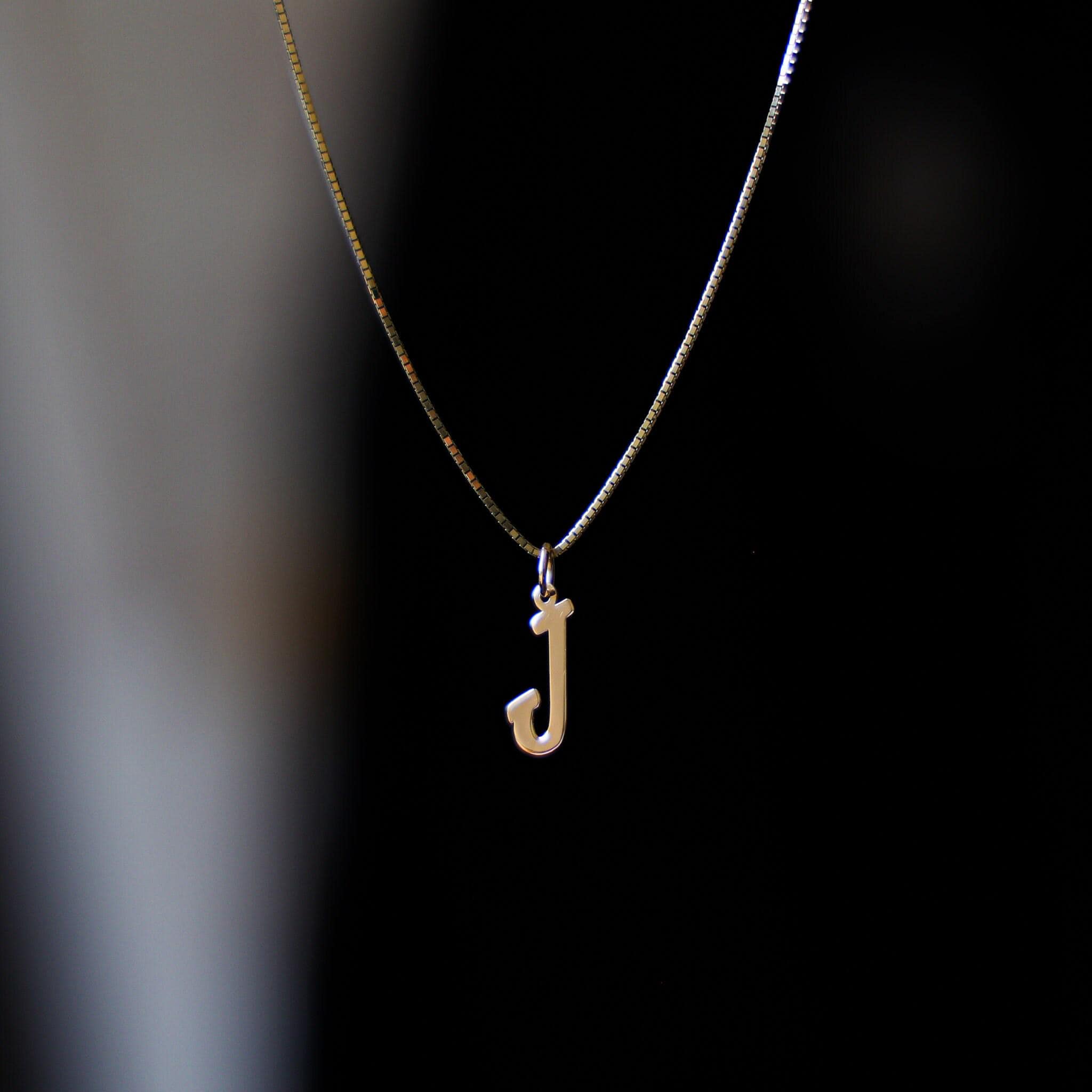 14K ゴールド スクリプト文字「J」イニシャルペンダント - エレガント 