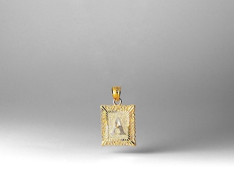 Op de afbeelding: Een gouden hanger met een vierkant frame en een reliëfletter 'A' in het midden.