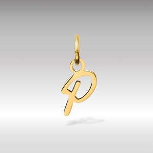 Op de afbeelding: Een goudkleurige bedel in de vorm van de letter "P". De bedel is in een cursieve lettertype en heeft een lus aan de bovenkant om aan een ketting of armband te bevestigen. De bedel is gemaakt van een glanzend, reflecterend materiaal.