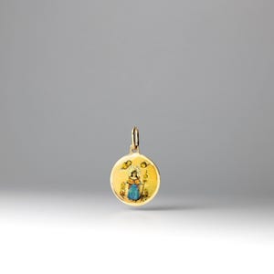 14 kt gouden ronde Santo Nino de Atocha-hangerketting – gedetailleerde religieuze medaille – devotionele gouden sieraden – zinvolle katholieke hanger