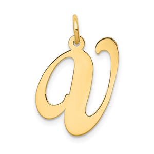 Può includere: Un ciondolo color oro a forma di lettera "a" in corsivo. Il ciondolo ha un anello nella parte superiore per una catena ed è posto su uno sfondo bianco. Il ciondolo è probabilmente in oro.
