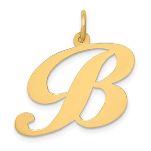 Puede incluir: Un colgante dorado con la forma de la letra "B" en cursiva. El colgante tiene un lazo en la parte superior para una cadena. El colgante está hecho de un metal brillante y pulido.
