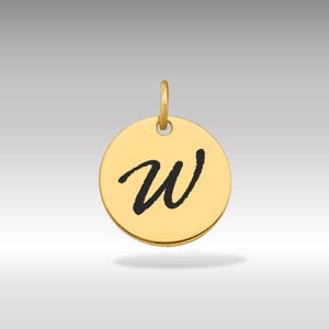 Pode incluir: Um pingente circular dourado com a letra cursiva preta "W" no centro. O pingente tem uma pequena argola na parte superior para uma corrente. O fundo é um gradiente de cinza claro a escuro.