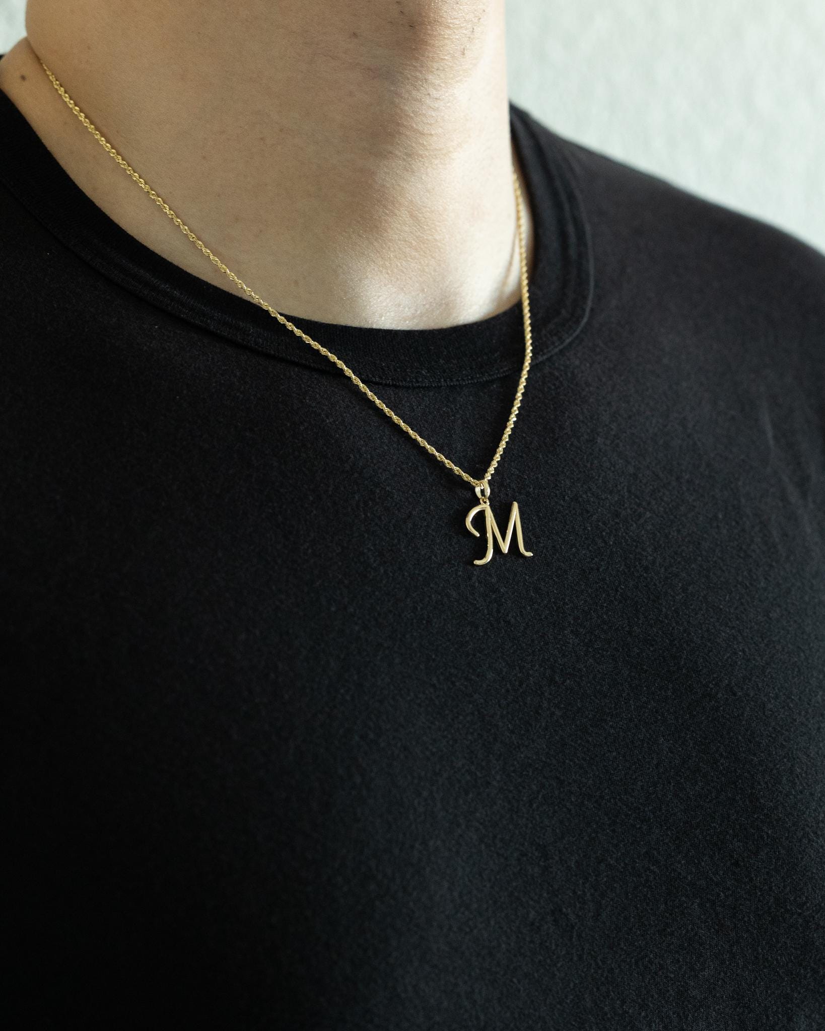 14Kゴールドのイニシャル「M」ペンダント：高級ジュエリーの 