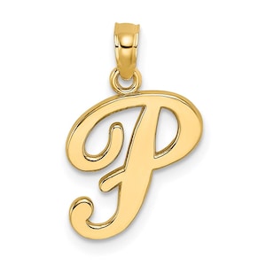 Op de afbeelding: Een goudkleurige hanger in de vorm van de letter "P" in een cursief lettertype. De hanger heeft een lus aan de bovenkant voor een ketting. De hanger is gemaakt van een glanzend, gepolijst metaal.