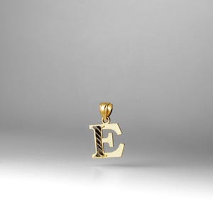 Dije con inicial "E" en oro de 14 quilates: collar con letra talla diamante