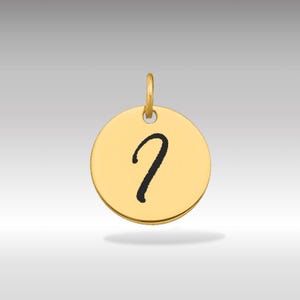 Puede incluir: Un colgante circular dorado con el número 2 negro en escritura cursiva. El colgante tiene un pequeño lazo en la parte superior para sujetarlo a una cadena. El fondo es un degradado de gris claro.
