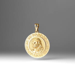 Collar con colgante de Jesús con medalla redonda grande en oro de 14 quilates. Medallón detallado con diseño radiante. Joyería religiosa. Regalo devocional significativo.