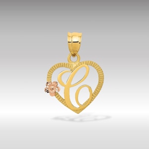 Pingente de coração com letra 'C' em ouro 14K com detalhes florais - Presente luxuoso para ela" - Pingente de colar com inicial "C"