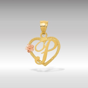 Op de afbeelding: Gouden hartvormige hanger met een cursieve letter 'P' en een klein roze bloemetje.