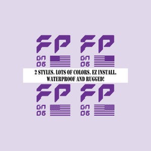 以下が含まれることがあります： 「FP」という文字と「GN 06」というテキストが書かれた紫色のステッカーが4つあります。そのうち2つのステッカーには、テキストの下にアメリカ国旗が描かれています。「2 STYLES. LOTS OF COLORS. EZ INSTALL. WATERPROOF AND RUGGED!」というテキストが、ステッカーの下の白い枠の中に書かれています。