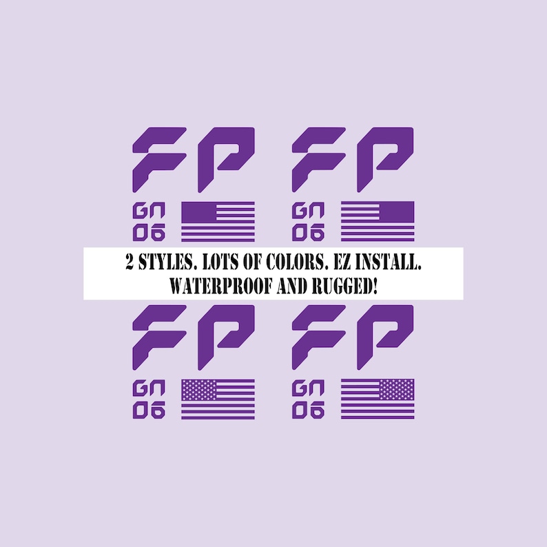 以下が含まれることがあります： 「FP」という文字と「GN 06」というテキストが書かれた紫色のステッカーが4つあります。そのうち2つのステッカーには、テキストの下にアメリカ国旗が描かれています。「2 STYLES. LOTS OF COLORS. EZ INSTALL. WATERPROOF AND RUGGED!」というテキストが、ステッカーの下の白い枠の中に書かれています。