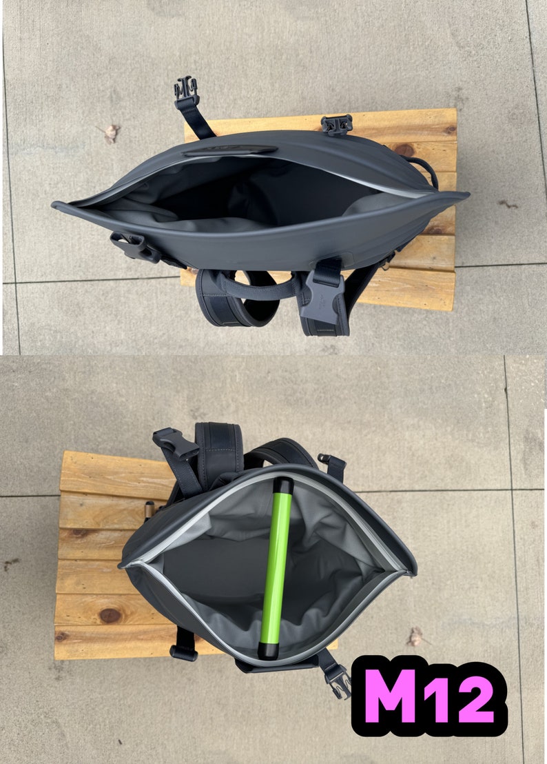 Puede incluir: Una mochila negra con una abertura con cremallera y un objeto verde en su interior. La mochila est&aacute; sentada sobre una superficie de madera. El texto "M12" es visible en la esquina inferior derecha de la imagen.