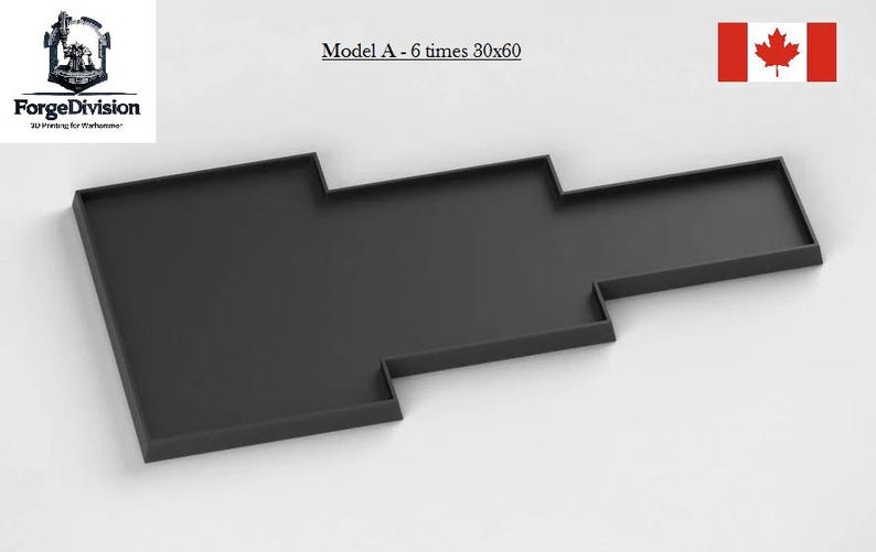 以下が含まれることがあります： 「Model A - 6 times 30x60」とラベルされた、黒い階段状のトレイ。トレイは階段状の長方形をしています。ForgeDivisionのロゴとカナダの国旗も表示されています。