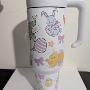 112 g/m², Strampler im Stranley Style, niedlich, Ostern, Wichtel, Becher mit 2 Deckeln. Geschenk, Geschenke, Geschenk für sie, personalisiert, individuell