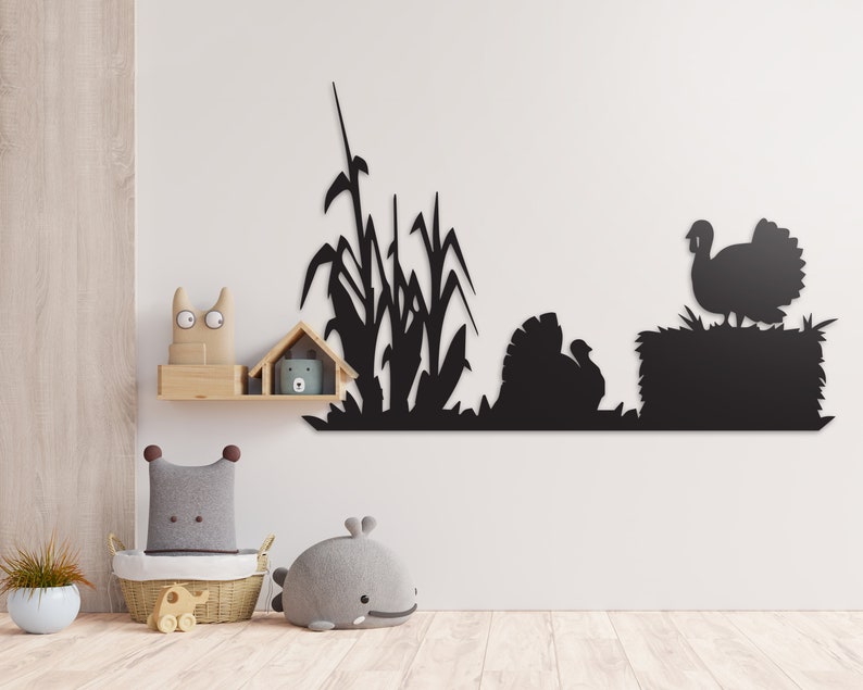 Op de afbeelding: Zwarte silhouet wanddecoratie met een paar kalkoenen en hoog gras. De kalkoenen staan op een hooiberg. De decoratie is perfect voor een boerderij of een rustieke stijl huis.