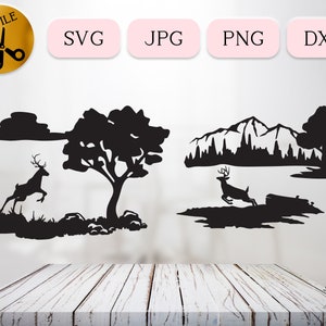 Puede incluir: Silueta negra de dos ciervos corriendo por un bosque con una cordillera de montañas en el fondo. Los ciervos miran hacia el lado derecho de la imagen. El bosque está formado por árboles y arbustos. La cordillera de montañas está en el fondo y está formada por picos y valles.