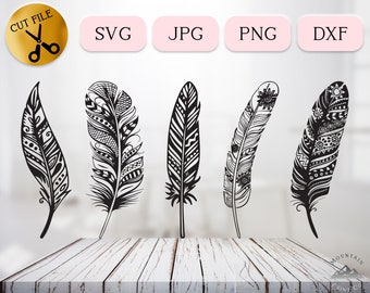 Peut inclure: Cinq motifs de plumes noirs et blancs à motifs. Les plumes sont détaillées avec des motifs géométriques et floraux. Les motifs sont isolés sur un fond blanc.