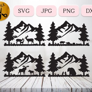Könnte beinhalten: Vier schwarze Silhouetten, die eine Bergkette mit Bäumen und Tieren zeigen. Die erste Silhouette zeigt ein Reh und ein Kitz. Die zweite Silhouette zeigt ein Wildschwein und andere kleine Tiere. Die dritte Silhouette zeigt einen Elch und ein Kalb. Die vierte Silhouette zeigt einen Bären und zwei kleine Figuren.