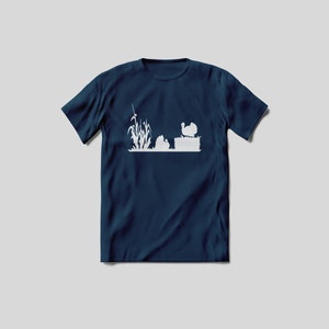 Op de afbeelding: Een marineblauw t-shirt met een wit silhouet van een kalkoen, ma&iuml;sstengels en een hooibaal.