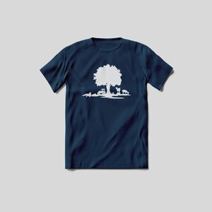 Peut inclure: Un t-shirt bleu marine avec une silhouette blanche d'un arbre, d'un tracteur et d'animaux de ferme.