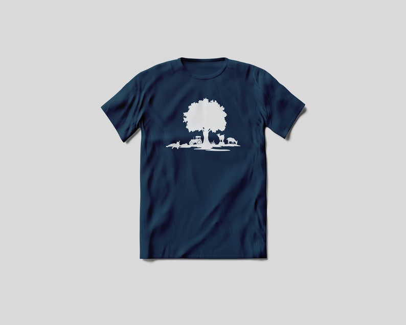 Peut inclure: Un t-shirt bleu marine avec une silhouette blanche d'un arbre, d'un tracteur et d'animaux de ferme.