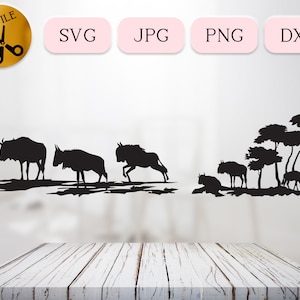 Puede incluir: Silueta de un grupo de ñus corriendo a través de una sabana, con un grupo de árboles en el fondo. La imagen está en blanco y negro.